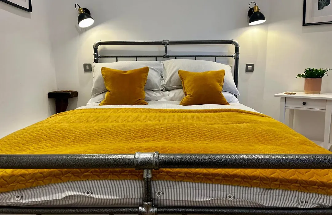 Newly Renovated Stunning Warehouse Apartment-1